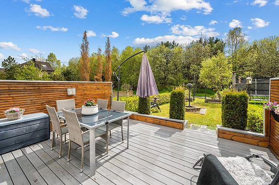 Heimdal Eiendomsmegling har gleden av å presentere Starrmyra 62 - Et innholdsrikt og romslig rekkehus på Tiller.