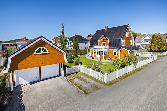 Eiendommen ligger fint til med hjørnetomt mot gata. Her er det rikelig med biloppstillingsplasser og dobbel garasje.