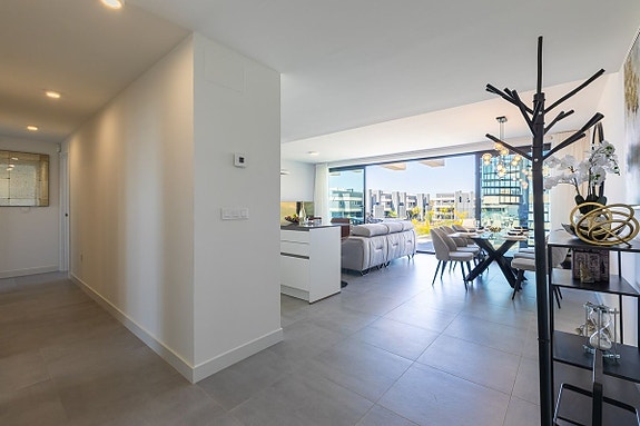 Eksklusiv toppleilighet med panoramautsikt og resort-fasiliteter | Selges fullt møblert | 3 soverom og 2 bad