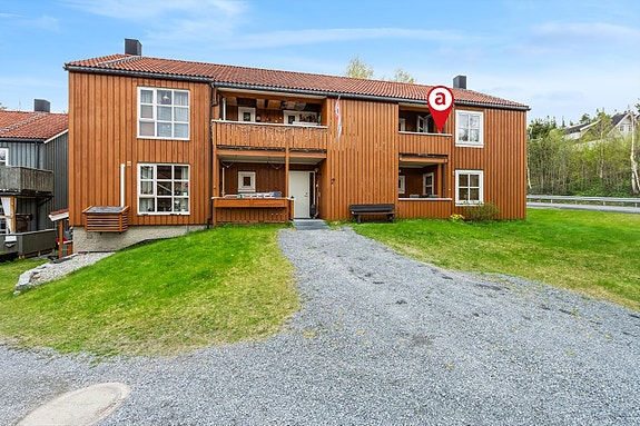 Leiligheten er beliggende i 2.etg og har en veranda mot sørvest