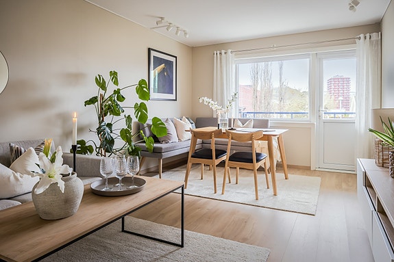 Velkommen til en lekker og innbydende 3-roms selveier beliggende like ved Lerkendal - midt i smørøyet av byens store studie- og arbeidssteder. NTNU, Handelshøyskolen, St.Olavs, Samfundet og Sluppen ligger innen kort gang- og sykkelavstand.