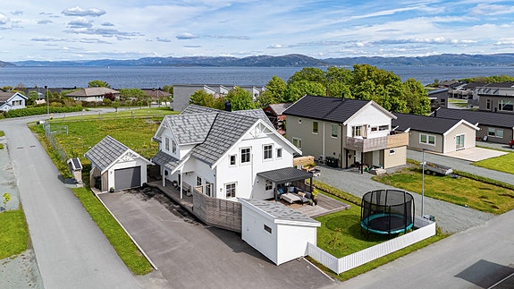 Velkommen til Lerkeveien 14! En nyere, moderne og flott familiebolig.