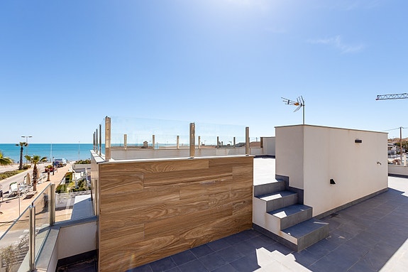 SOLGT! Like ved stranden i La Mata! Ny moderne villa med 4 soverom og 4 bad - Takterrasse med nydelig havutsikt!