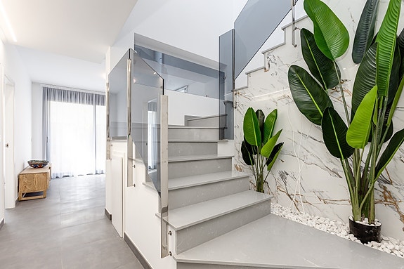 SOLGT! Like ved stranden i La Mata! Ny moderne villa med 4 soverom og 4 bad - Takterrasse med nydelig havutsikt!