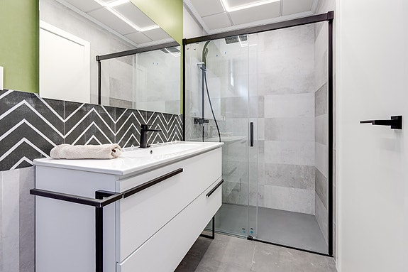 SOLGT! Like ved stranden i La Mata! Ny moderne villa med 4 soverom og 4 bad - Takterrasse med nydelig havutsikt!