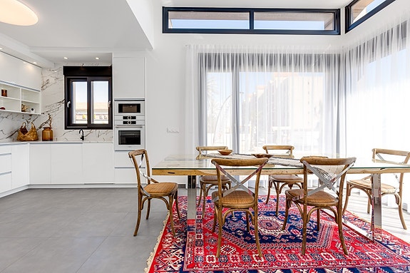 SOLGT! Like ved stranden i La Mata! Ny moderne villa med 4 soverom og 4 bad - Takterrasse med nydelig havutsikt!