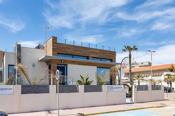SOLGT! Like ved stranden i La Mata! Ny moderne villa med 4 soverom og 4 bad - Takterrasse med nydelig havutsikt!