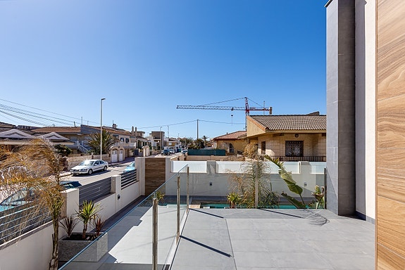 SOLGT! Like ved stranden i La Mata! Ny moderne villa med 4 soverom og 4 bad - Takterrasse med nydelig havutsikt!
