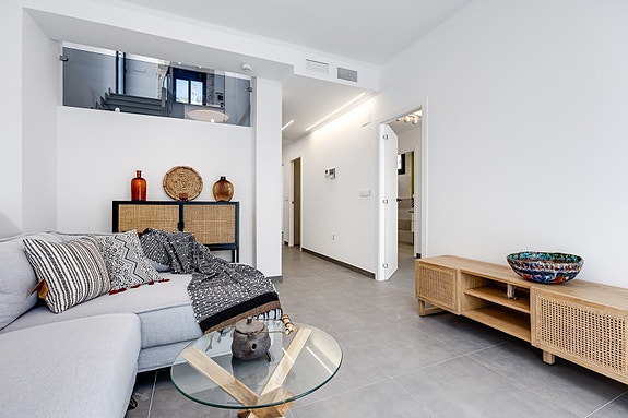 SOLGT! Like ved stranden i La Mata! Ny moderne villa med 4 soverom og 4 bad - Takterrasse med nydelig havutsikt!