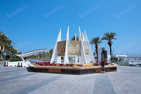 SOLGT! Like ved stranden i La Mata! Ny moderne villa med 4 soverom og 4 bad - Takterrasse med nydelig havutsikt!