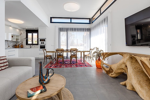 SOLGT! Like ved stranden i La Mata! Ny moderne villa med 4 soverom og 4 bad - Takterrasse med nydelig havutsikt!