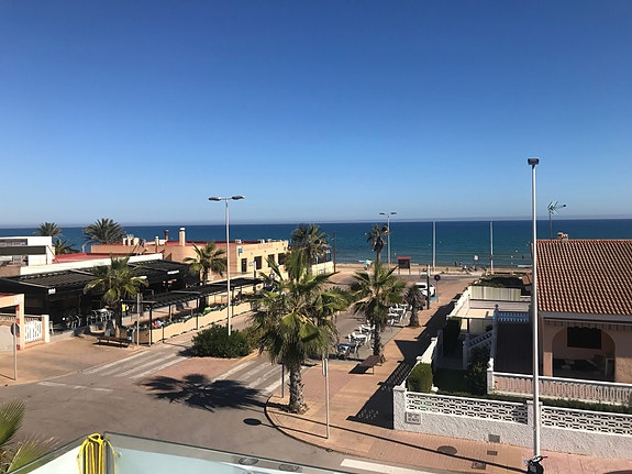 SOLGT! Like ved stranden i La Mata! Ny moderne villa med 4 soverom og 4 bad - Takterrasse med nydelig havutsikt!