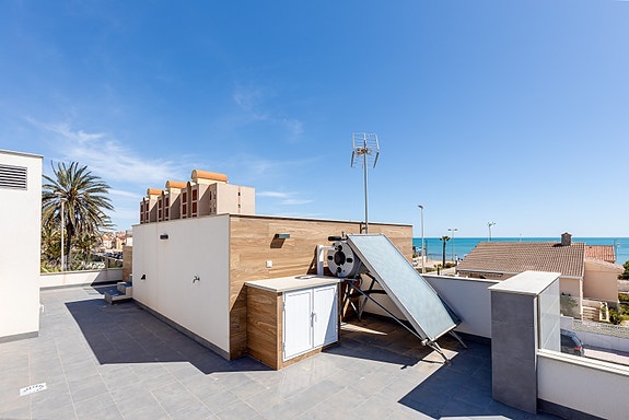 SOLGT! Like ved stranden i La Mata! Ny moderne villa med 4 soverom og 4 bad - Takterrasse med nydelig havutsikt!