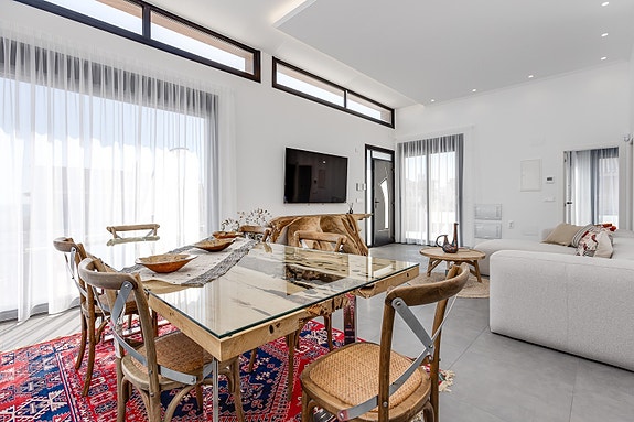 SOLGT! Like ved stranden i La Mata! Ny moderne villa med 4 soverom og 4 bad - Takterrasse med nydelig havutsikt!