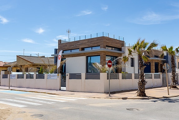 SOLGT! Like ved stranden i La Mata! Ny moderne villa med 4 soverom og 4 bad - Takterrasse med nydelig havutsikt!