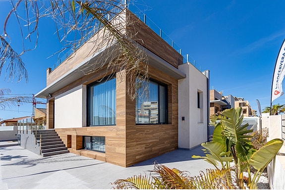 SOLGT! Like ved stranden i La Mata! Ny moderne villa med 4 soverom og 4 bad - Takterrasse med nydelig havutsikt!