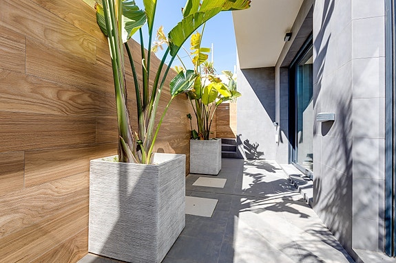 SOLGT! Like ved stranden i La Mata! Ny moderne villa med 4 soverom og 4 bad - Takterrasse med nydelig havutsikt!