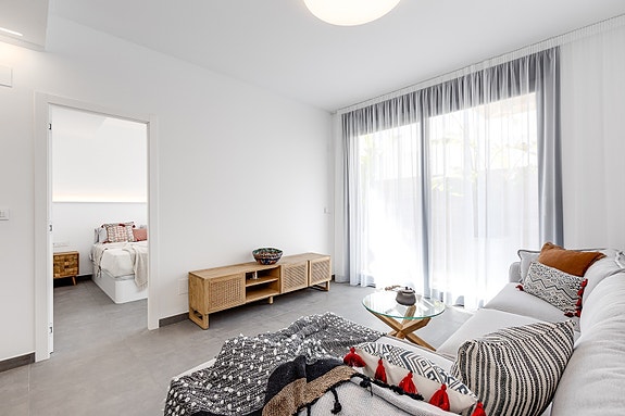 SOLGT! Like ved stranden i La Mata! Ny moderne villa med 4 soverom og 4 bad - Takterrasse med nydelig havutsikt!