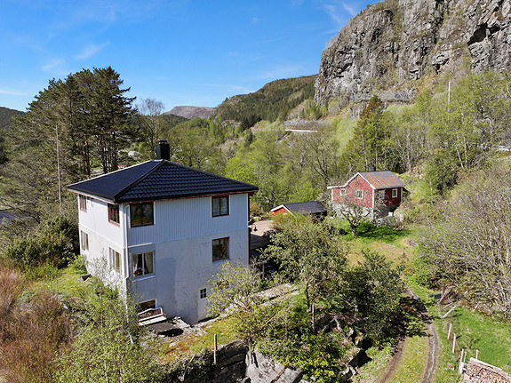 Fasade mot sør og aust. Dronefoto