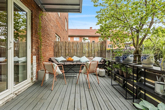 Stilig leilighet i attraktivt område, med stor terrasse i grønne omgivelser. Velkommen til visning!
