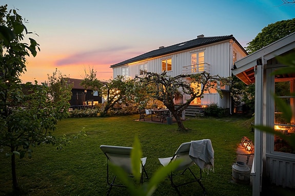 Innrammet av blomstrende hage og klassisk sjarm ligger Niels Henrik Abels vei 8.