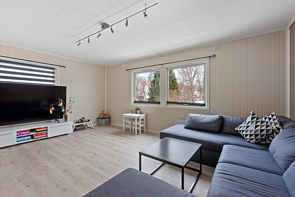 Stuen har gode møbleringsmuligheter plass til sofagruppe med tilhørende møblement.