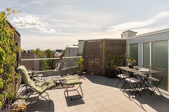 Spektakulær loftsleilighet med heis og privat takterrasse på 23kvm. Ærverdig bygård, rett ved parken.