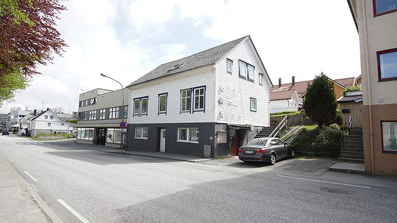 Markegata 26, sentralt i bykjerna i Florø.