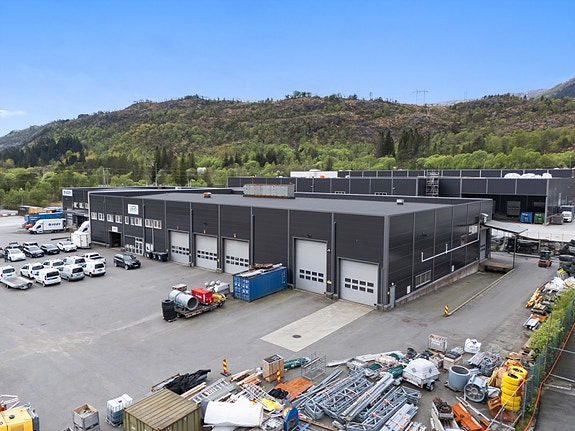 To store kjøreporter og god tilkomst, lasterampe på kortside av bygget.