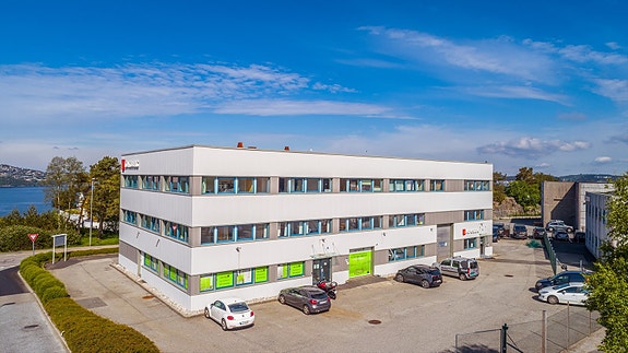 Leirvikåsen 43B er et kombinert lager og kontorbygg med sentral beliggenhet i Fagerdalen Næringspark - Godvik