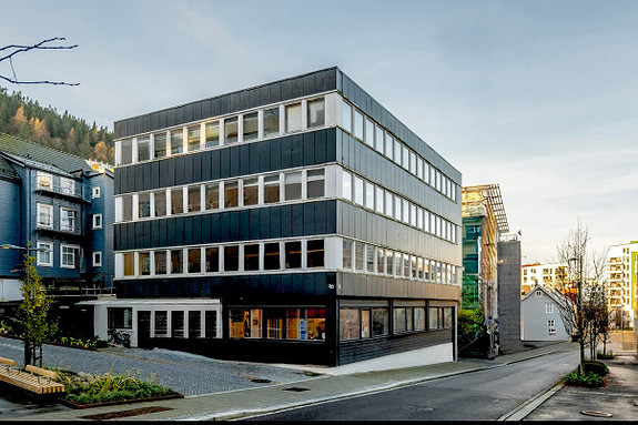 Kontorlokaler med lager på gateplan i attraktive Damsgård