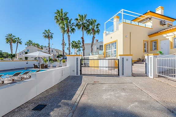 SOLGT! Enebolig med 4 soverom og eget svømmebasseng | Nylig renovert | Tomt på ca 700m2 | Ferdig møblert!