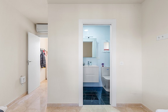 SOLGT! Enebolig med 4 soverom og eget svømmebasseng | Nylig renovert | Tomt på ca 700m2 | Ferdig møblert!