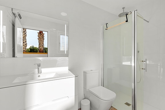 SOLGT! Enebolig med 4 soverom og eget svømmebasseng | Nylig renovert | Tomt på ca 700m2 | Ferdig møblert!