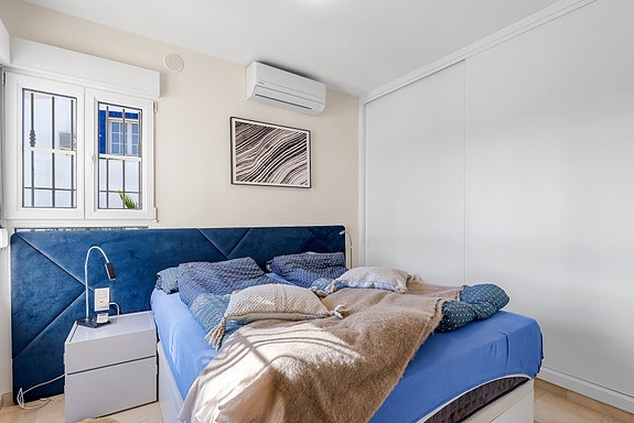 SOLGT! Enebolig med 4 soverom og eget svømmebasseng | Nylig renovert | Tomt på ca 700m2 | Ferdig møblert!