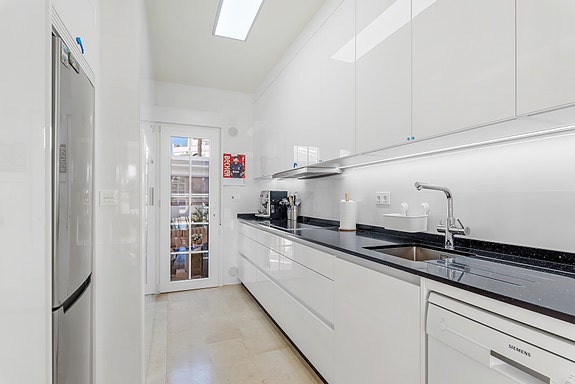 SOLGT! Enebolig med 4 soverom og eget svømmebasseng | Nylig renovert | Tomt på ca 700m2 | Ferdig møblert!