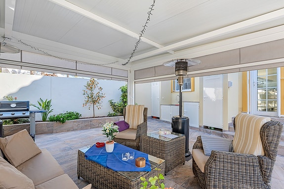 SOLGT! Enebolig med 4 soverom og eget svømmebasseng | Nylig renovert | Tomt på ca 700m2 | Ferdig møblert!