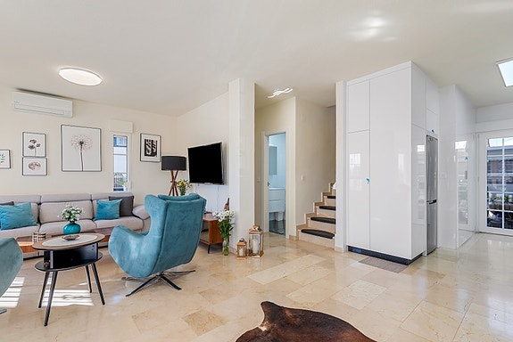 SOLGT! Enebolig med 4 soverom og eget svømmebasseng | Nylig renovert | Tomt på ca 700m2 | Ferdig møblert!