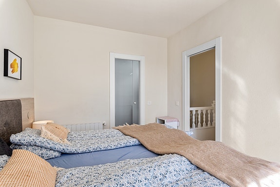 SOLGT! Enebolig med 4 soverom og eget svømmebasseng | Nylig renovert | Tomt på ca 700m2 | Ferdig møblert!