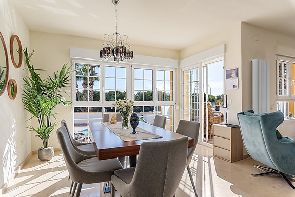 SOLGT! Enebolig med 4 soverom og eget svømmebasseng | Nylig renovert | Tomt på ca 700m2 | Ferdig møblert!