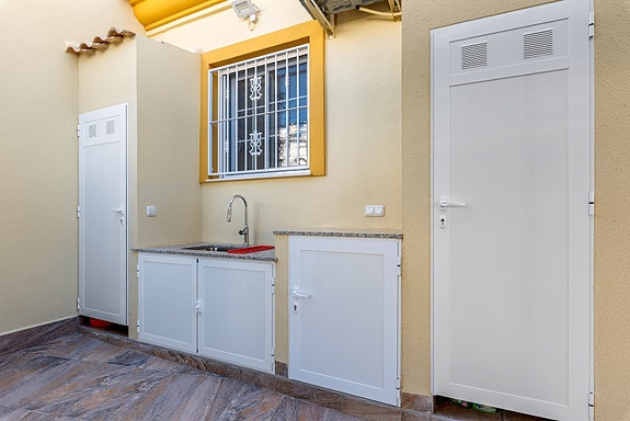 SOLGT! Enebolig med 4 soverom og eget svømmebasseng | Nylig renovert | Tomt på ca 700m2 | Ferdig møblert!