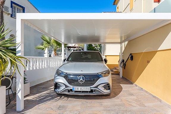 SOLGT! Enebolig med 4 soverom og eget svømmebasseng | Nylig renovert | Tomt på ca 700m2 | Ferdig møblert!