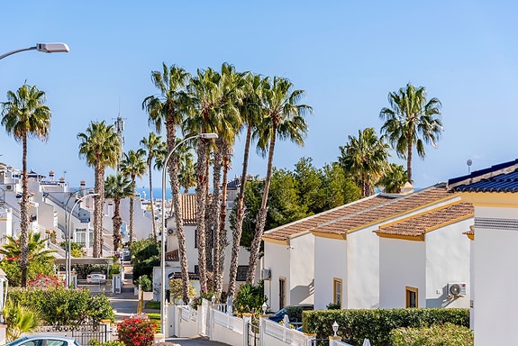 SOLGT! Enebolig med 4 soverom og eget svømmebasseng | Nylig renovert | Tomt på ca 700m2 | Ferdig møblert!