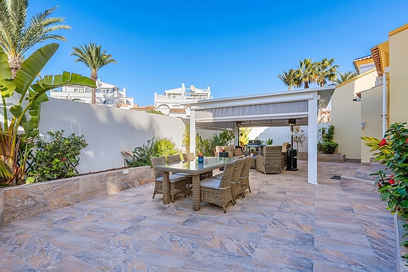 SOLGT! Enebolig med 4 soverom og eget svømmebasseng | Nylig renovert | Tomt på ca 700m2 | Ferdig møblert!