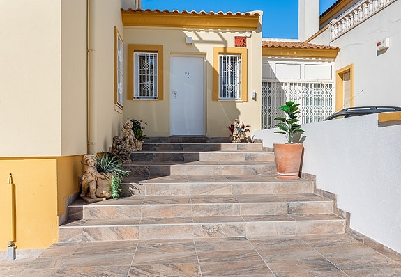 SOLGT! Enebolig med 4 soverom og eget svømmebasseng | Nylig renovert | Tomt på ca 700m2 | Ferdig møblert!