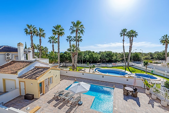 SOLGT! Enebolig med 4 soverom og eget svømmebasseng | Nylig renovert | Tomt på ca 700m2 | Ferdig møblert!