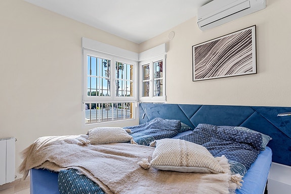 SOLGT! Enebolig med 4 soverom og eget svømmebasseng | Nylig renovert | Tomt på ca 700m2 | Ferdig møblert!