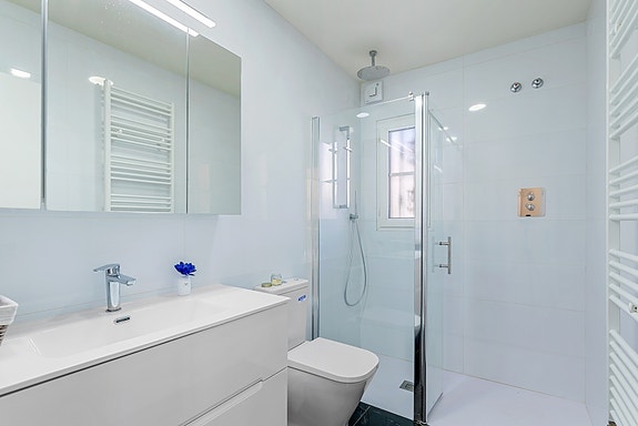 SOLGT! Enebolig med 4 soverom og eget svømmebasseng | Nylig renovert | Tomt på ca 700m2 | Ferdig møblert!