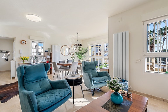 SOLGT! Enebolig med 4 soverom og eget svømmebasseng | Nylig renovert | Tomt på ca 700m2 | Ferdig møblert!