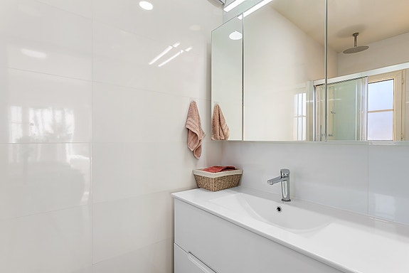 SOLGT! Enebolig med 4 soverom og eget svømmebasseng | Nylig renovert | Tomt på ca 700m2 | Ferdig møblert!